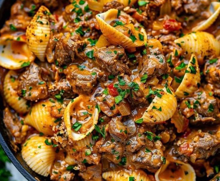 Luxurious Beef Pasta in a Creamy Garlic Sauce - Cooking Recipes